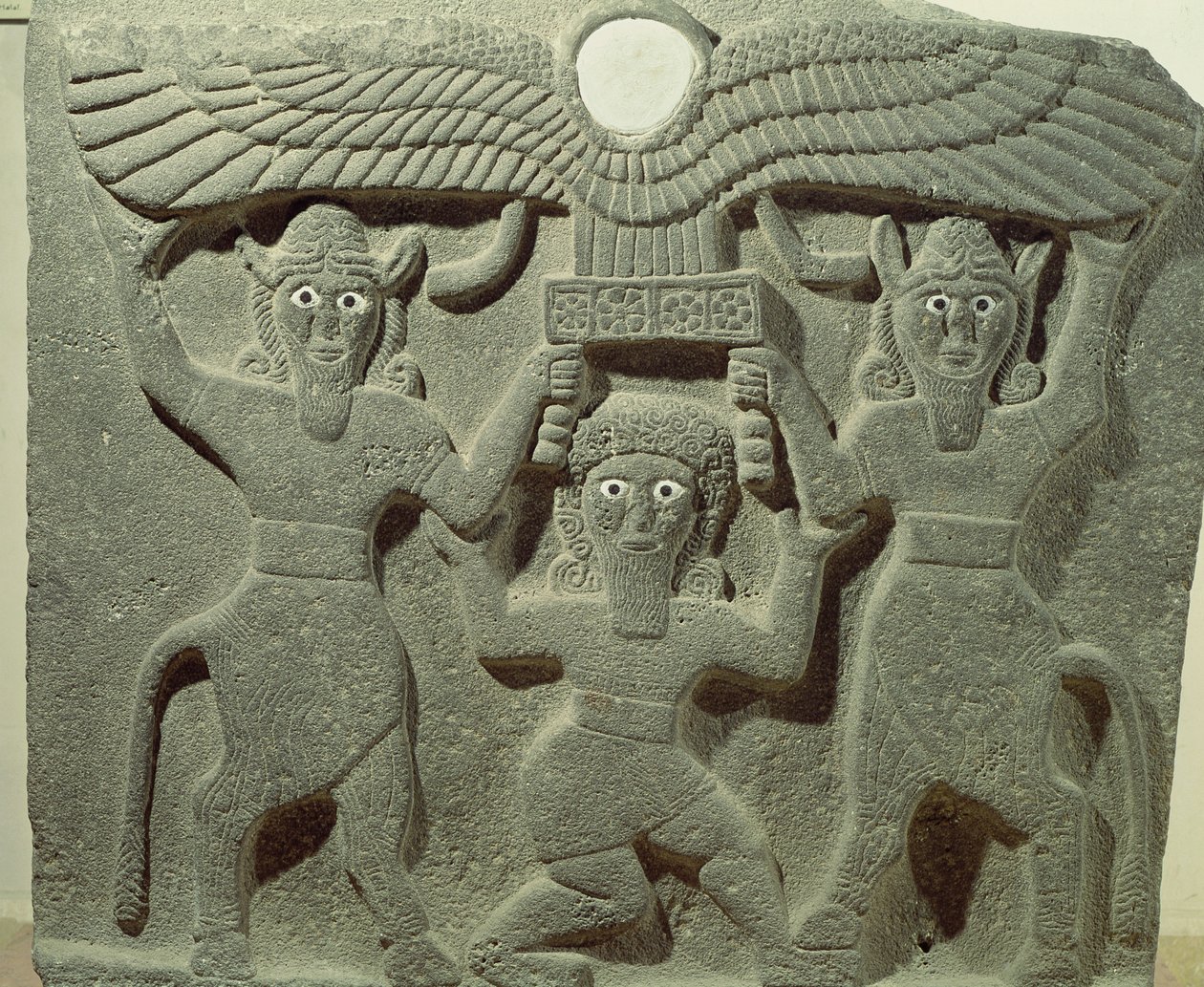 Rilievo raffigurante Gilgamesh tra due uomini-toro che sostengono un disco solare alato, da Tell-Halaf, Siria da Assyrian