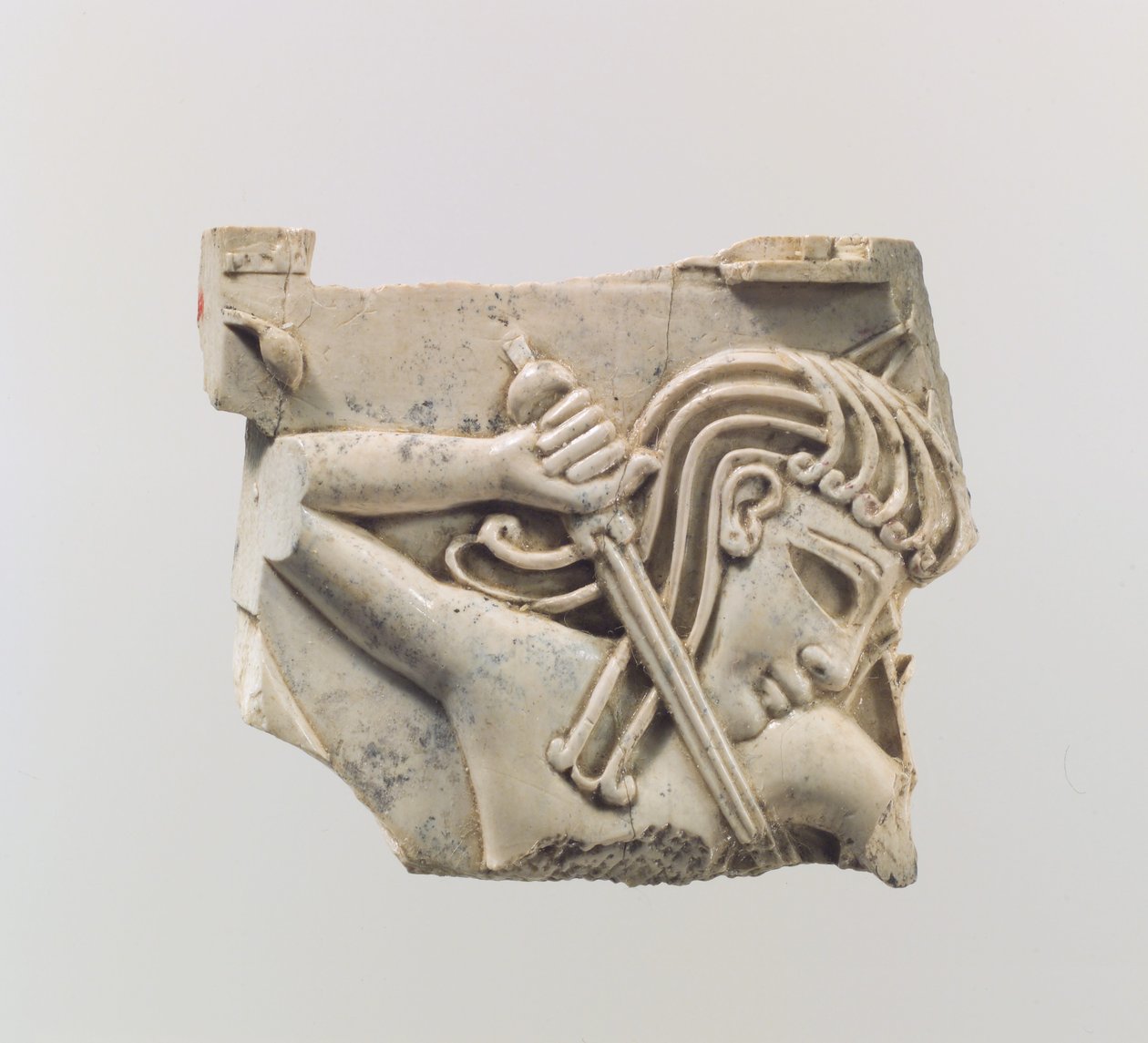Placca di mobilio cloisonné con figura che tiene una spada, c. IX-VIII secolo a.C. da Assyrian