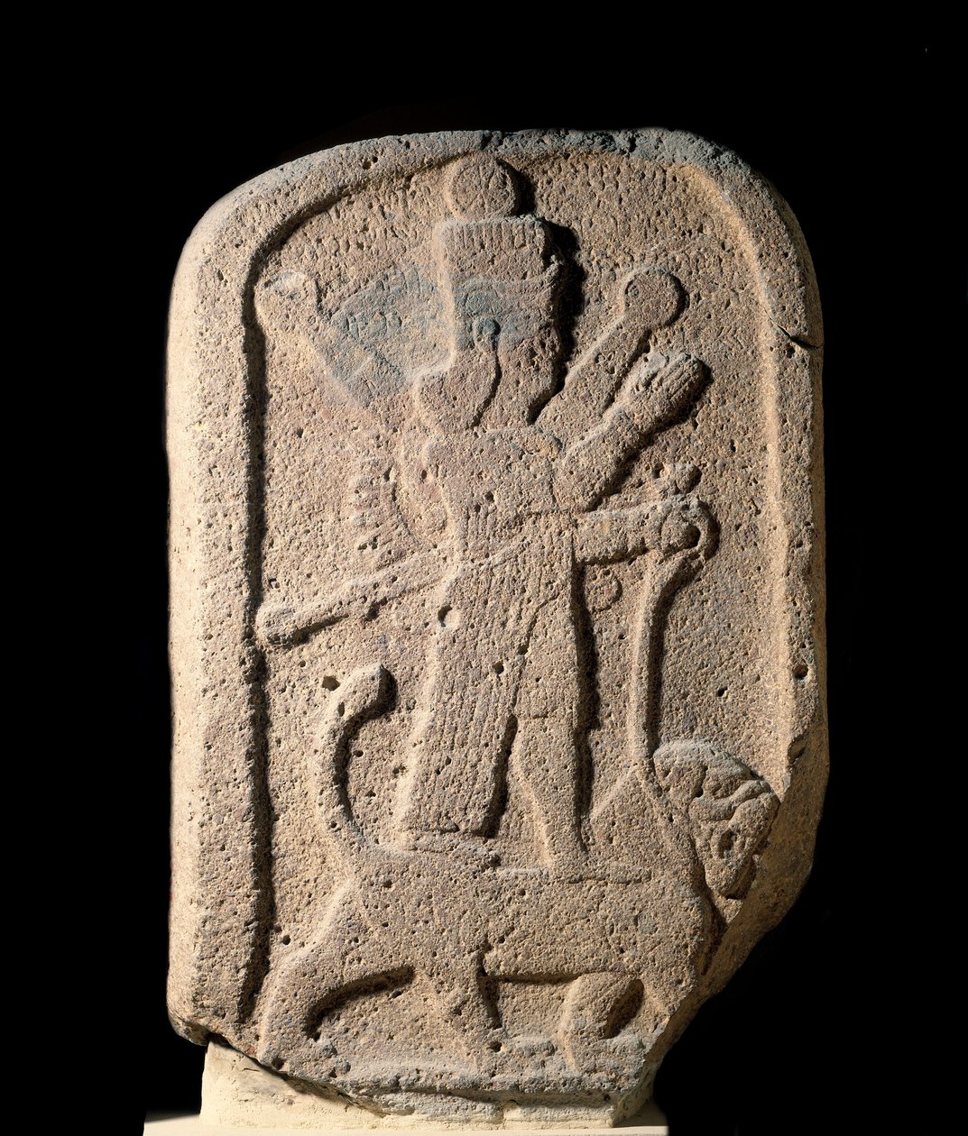 Stele che rappresenta la dea Ishtar di Arbela che tiene un leone. Rilievo in basalto del periodo neo-assiro (1000-612 a.C.) VIII secolo a.C. Parigi, Museo del Louvre da Assyrian
