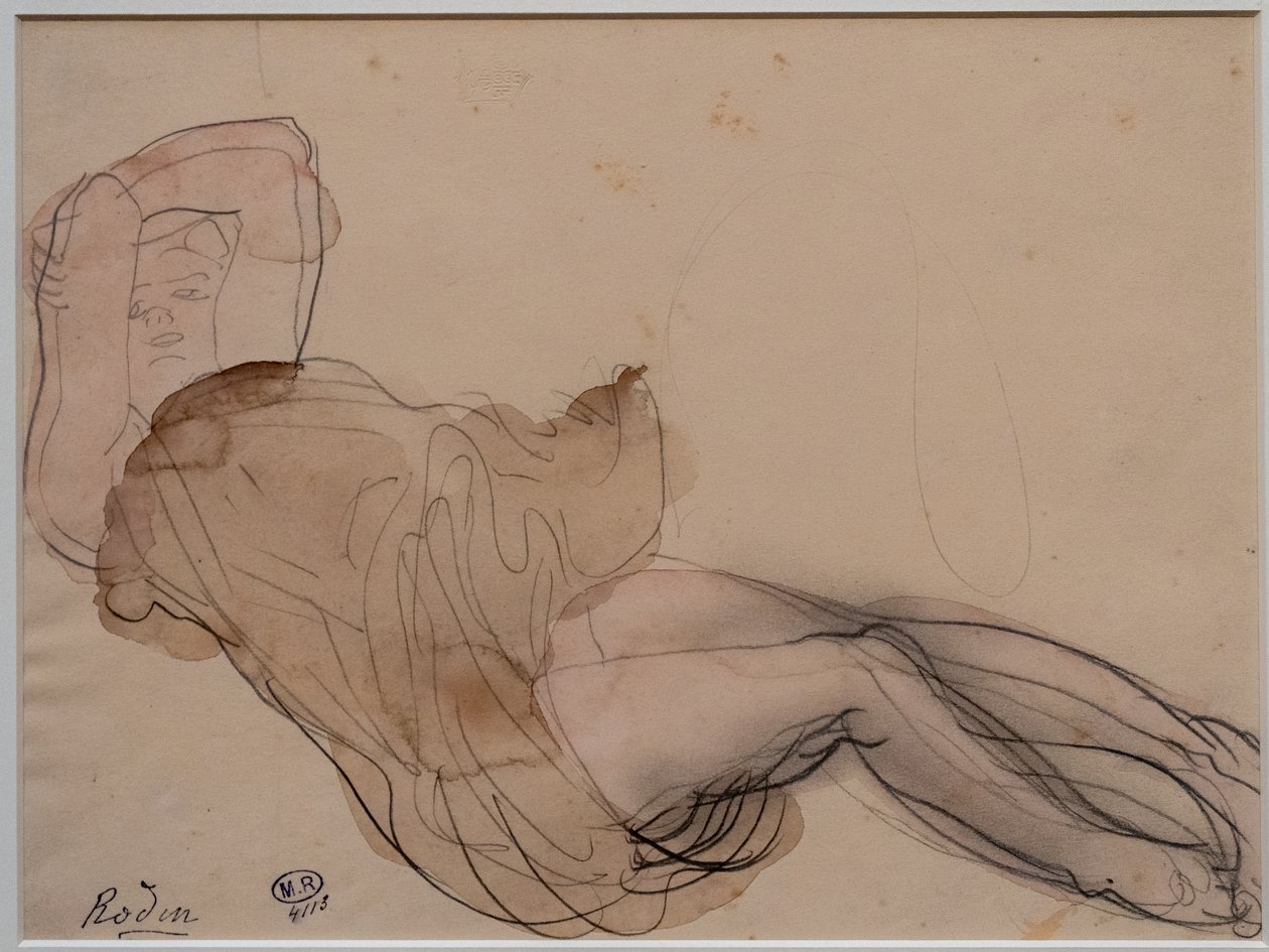 Donna sdraiata, seminuda e con le braccia incrociate dietro la testa da Auguste Rodin