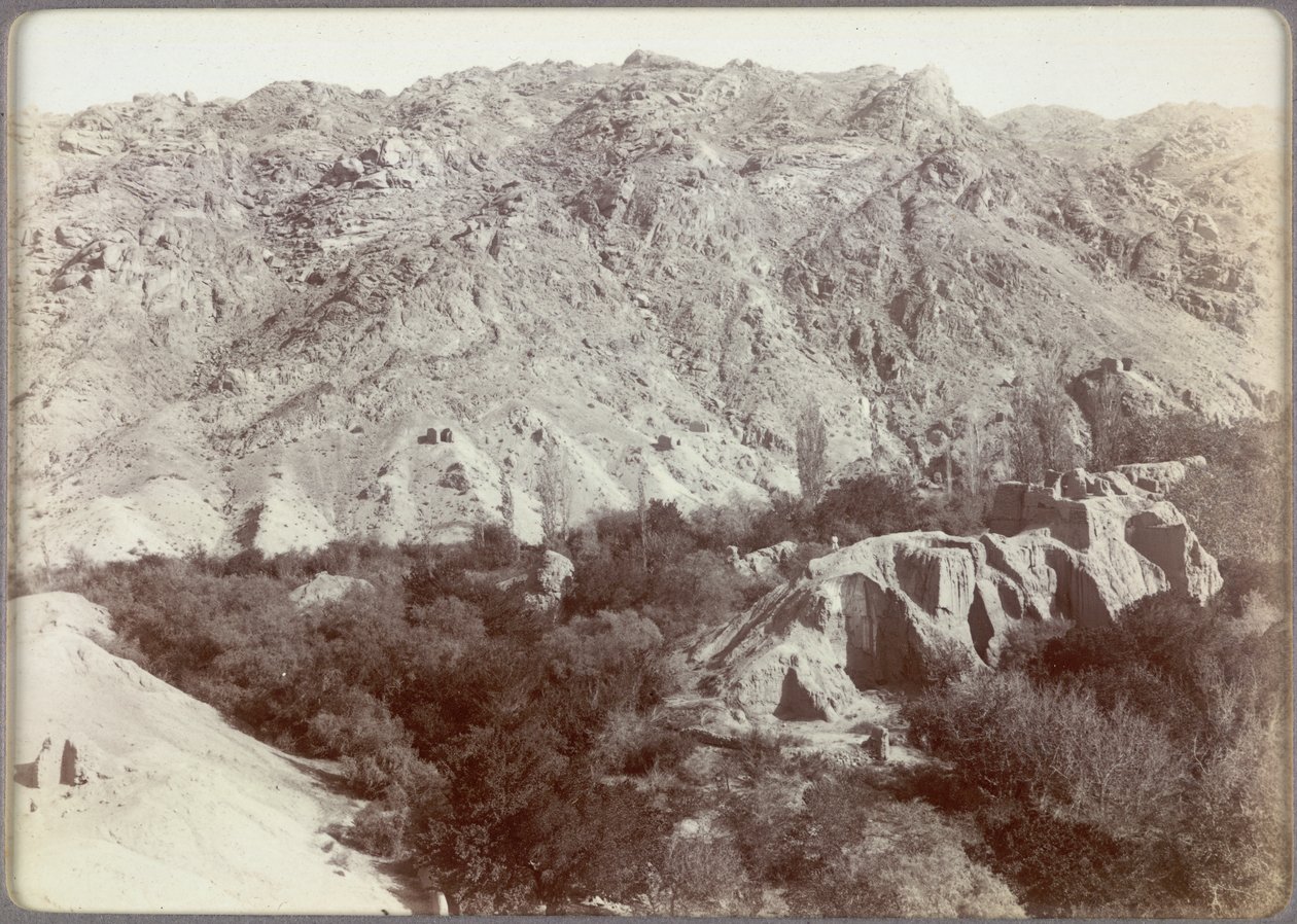 Cresta con santuari buddisti in rovina nel frutteto di Wang ad Ara-tam, Hami, Cina da Aurel Stein