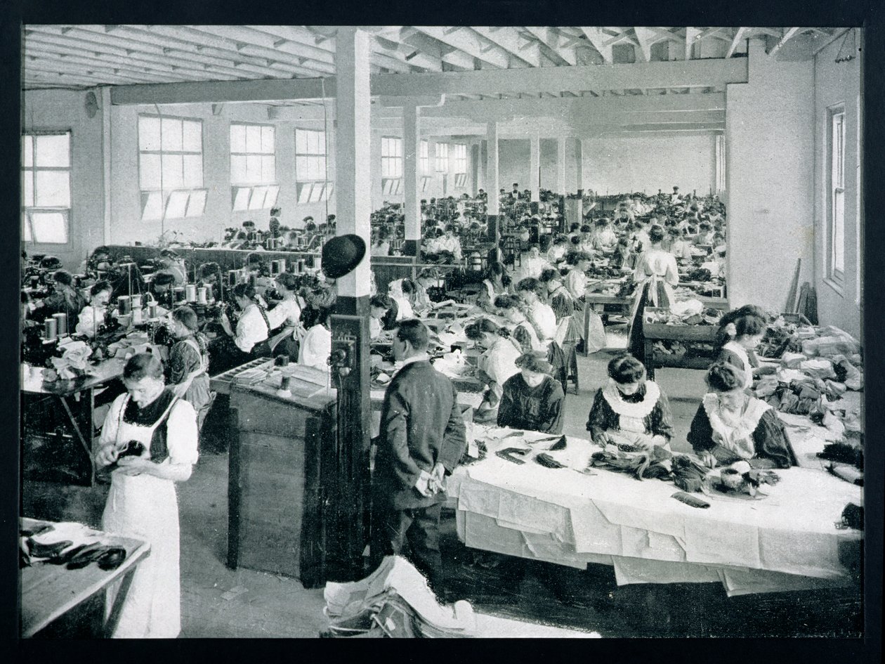 Interno di una fabbrica di calzature, Victoria, c.1900, da 
