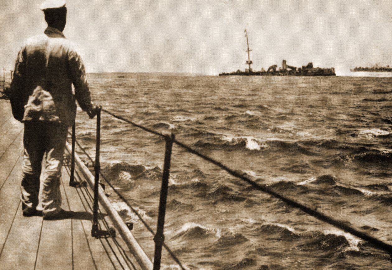 Vista della nave da guerra tedesca imperiale Emden incagliata dal ponte di poppa della H.M.A.S. Sydney, 10 novembre 1914 da Australian Photographer