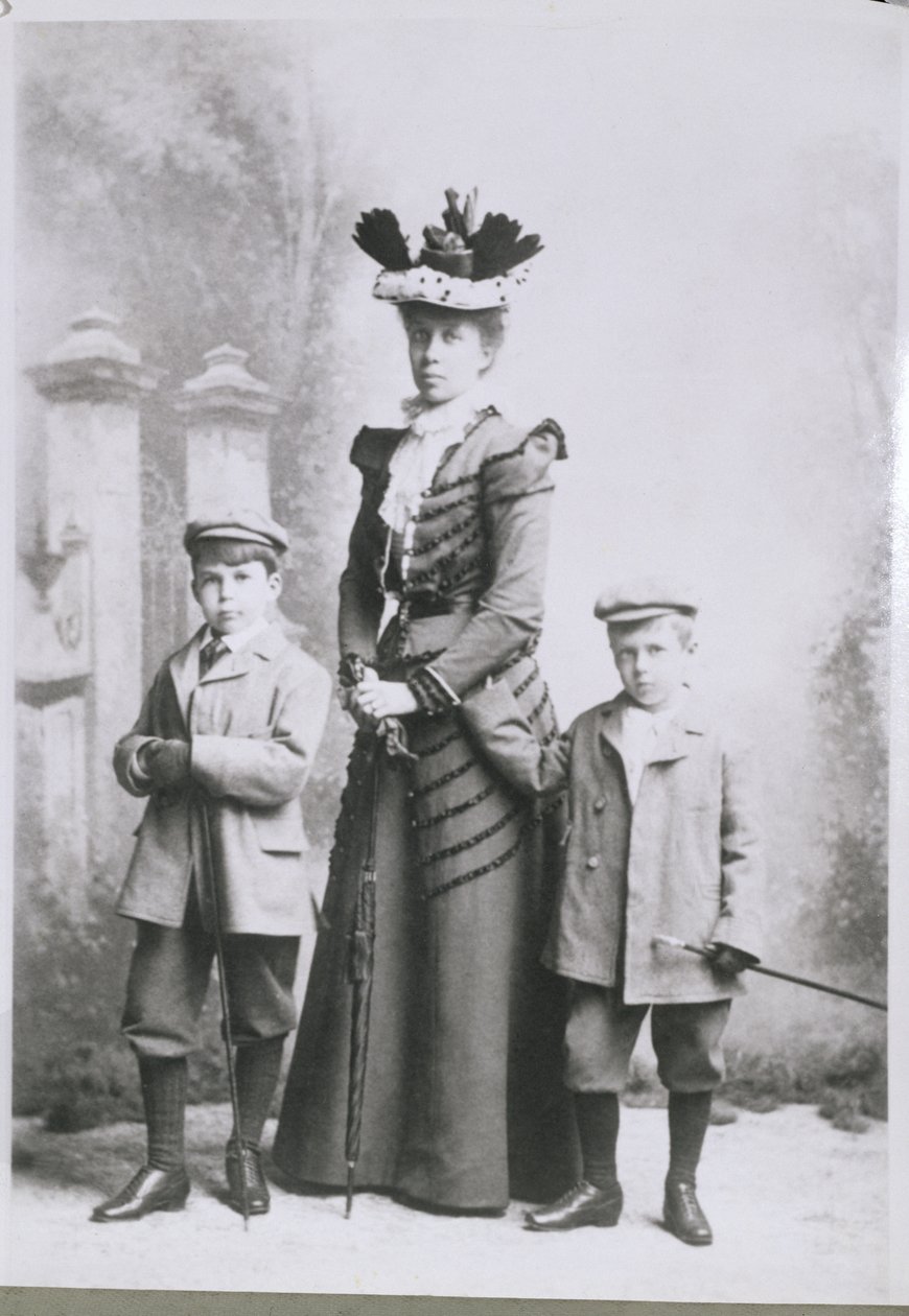William Lawrence Bragg con sua madre e suo fratello ad Adelaide, c.1895 da Australian Photographer