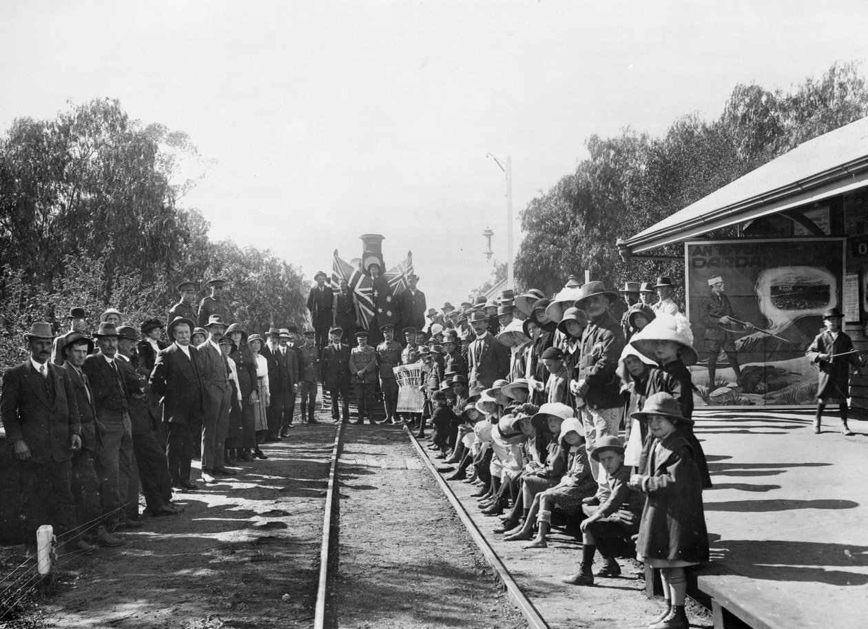 Un treno di reclutamento in tour alla stazione ferroviaria con alcuni cittadini della città (Donatore Comitato di Reclutamento del Queensland), Wallumbilla, Queensland, circa 1916 da Australian Photographer