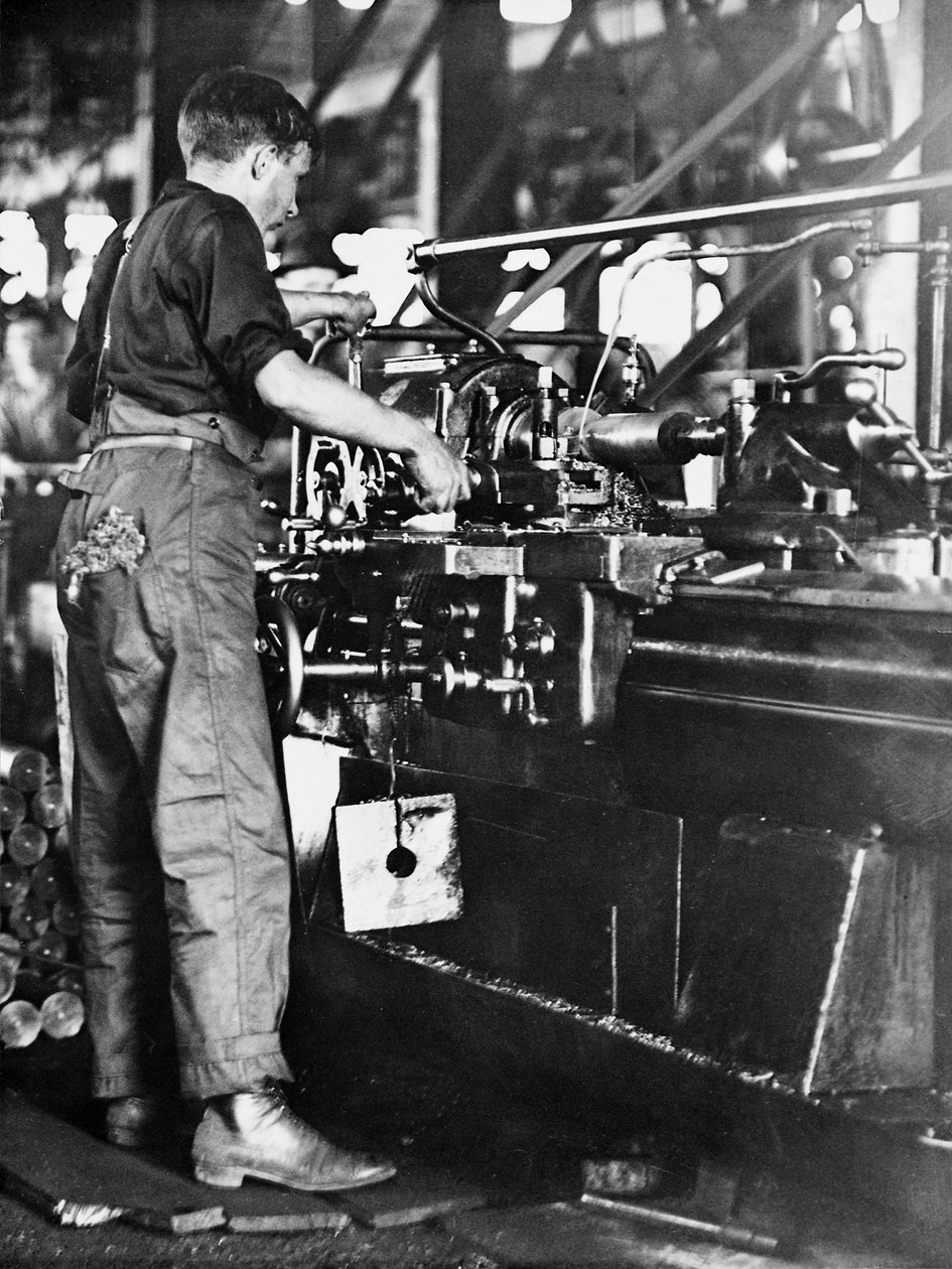 Un artigiano che realizza bossoli in una fabbrica di Walsh Island, Newcastle, Nuovo Galles del Sud, c.1916 da Australian Photographer