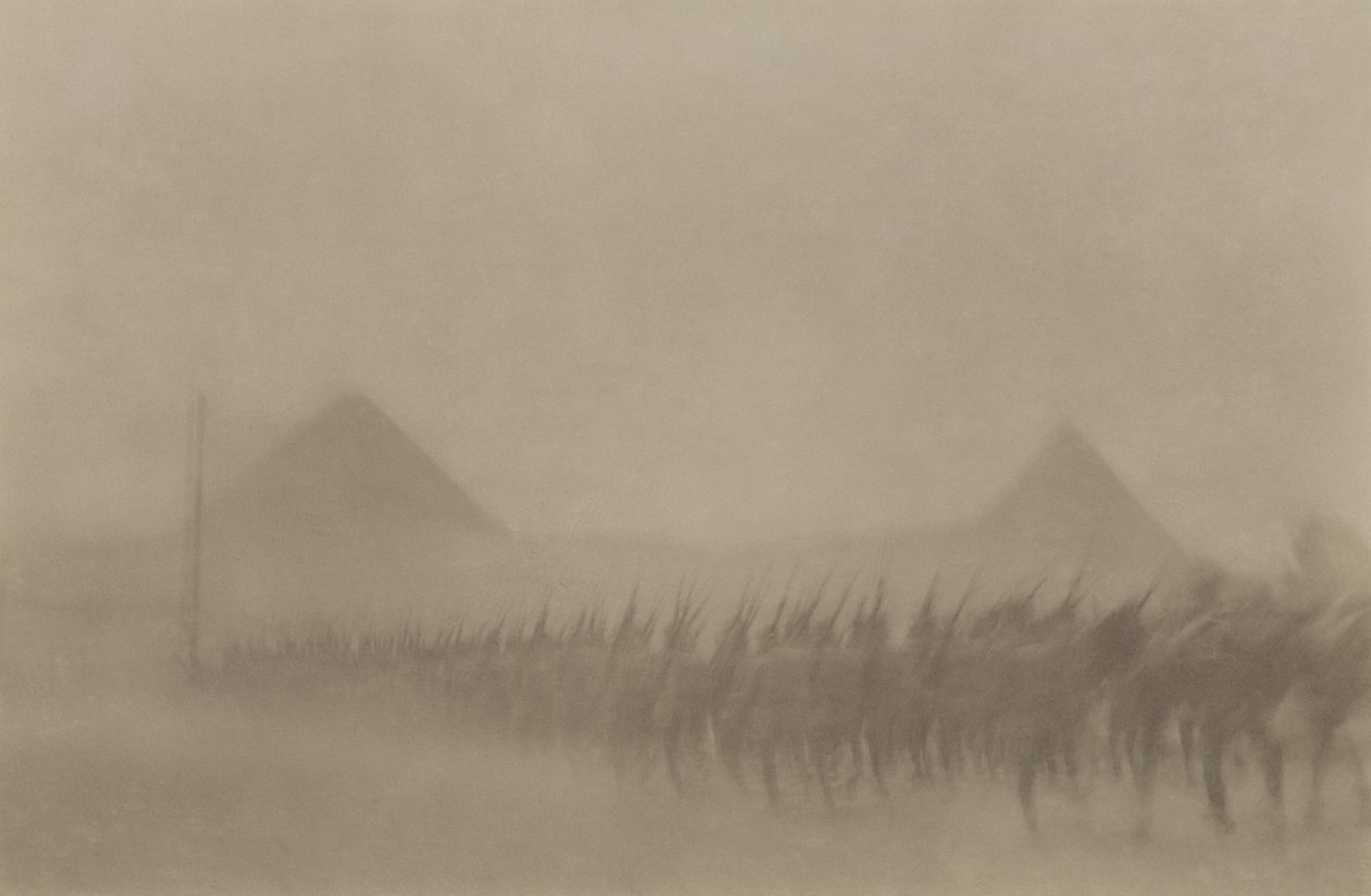 Fanteria australiana che marcia durante una tempesta di sabbia, conosciuta in Egitto come Khamseen, 1915 da Australian Photographer