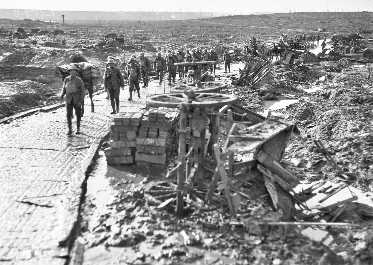 Truppe australiane che passano lungo il sentiero che porta a Idiot Corner, a Westhoek Ridge, nel settore di Ypres, 28 ottobre 1917 da Australian Photographer