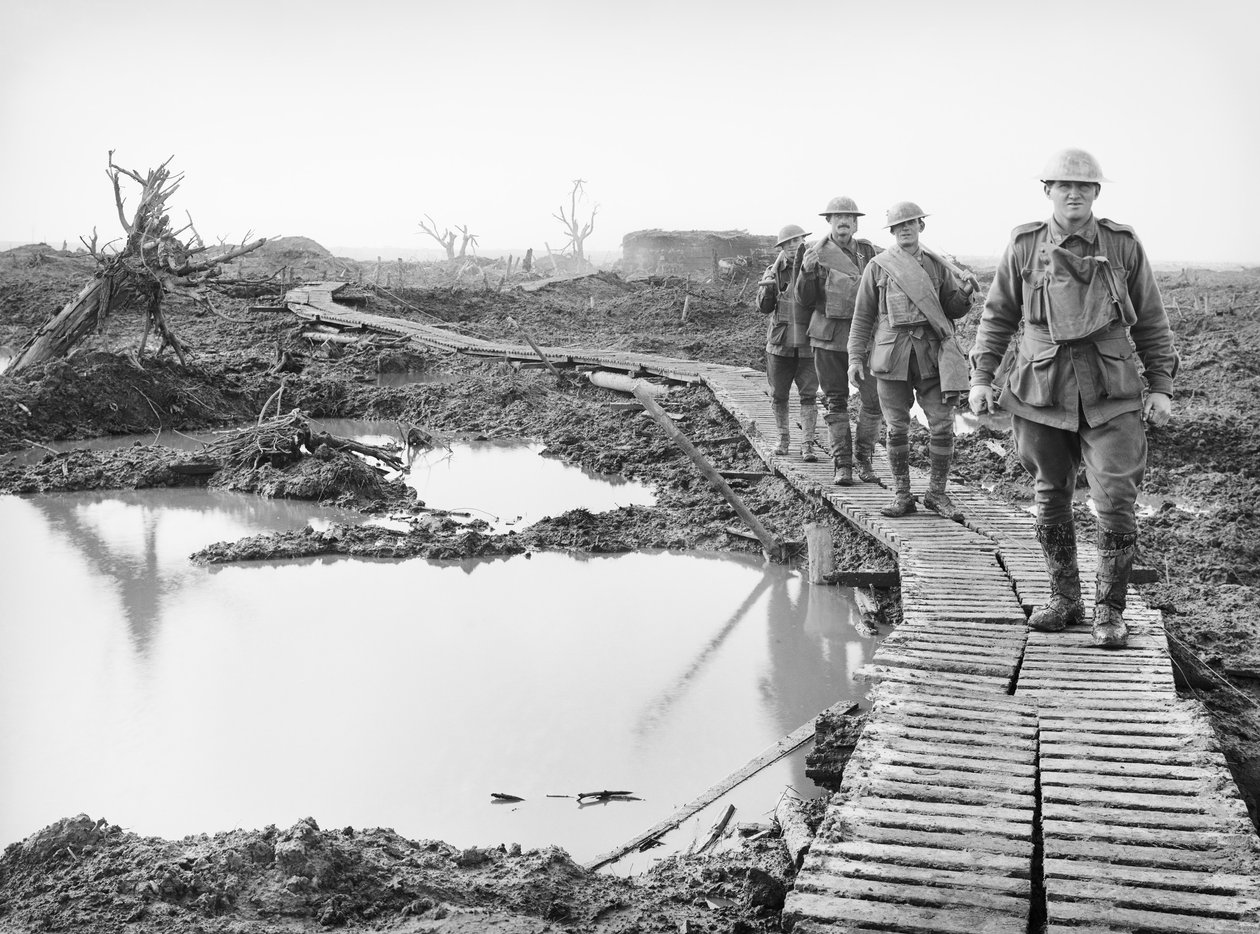 Quattro soldati australiani che camminano lungo la passerella a Tokio, vicino a Zonnebeke, nel settore di Ypres, su una parte del paese catturato dagli australiani nei combattimenti della Terza Battaglia da Australian Photographer