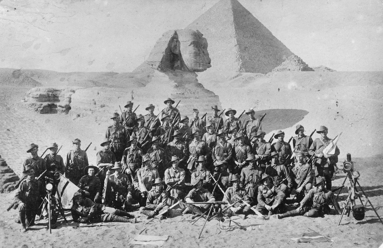 Ritratto informale di una Scuola di Segnalazione della Fanteria Australiana davanti alla Sfinge e alla Piramide. Attrezzature di segnalazione in primo piano, c.1915 da Australian Photographer