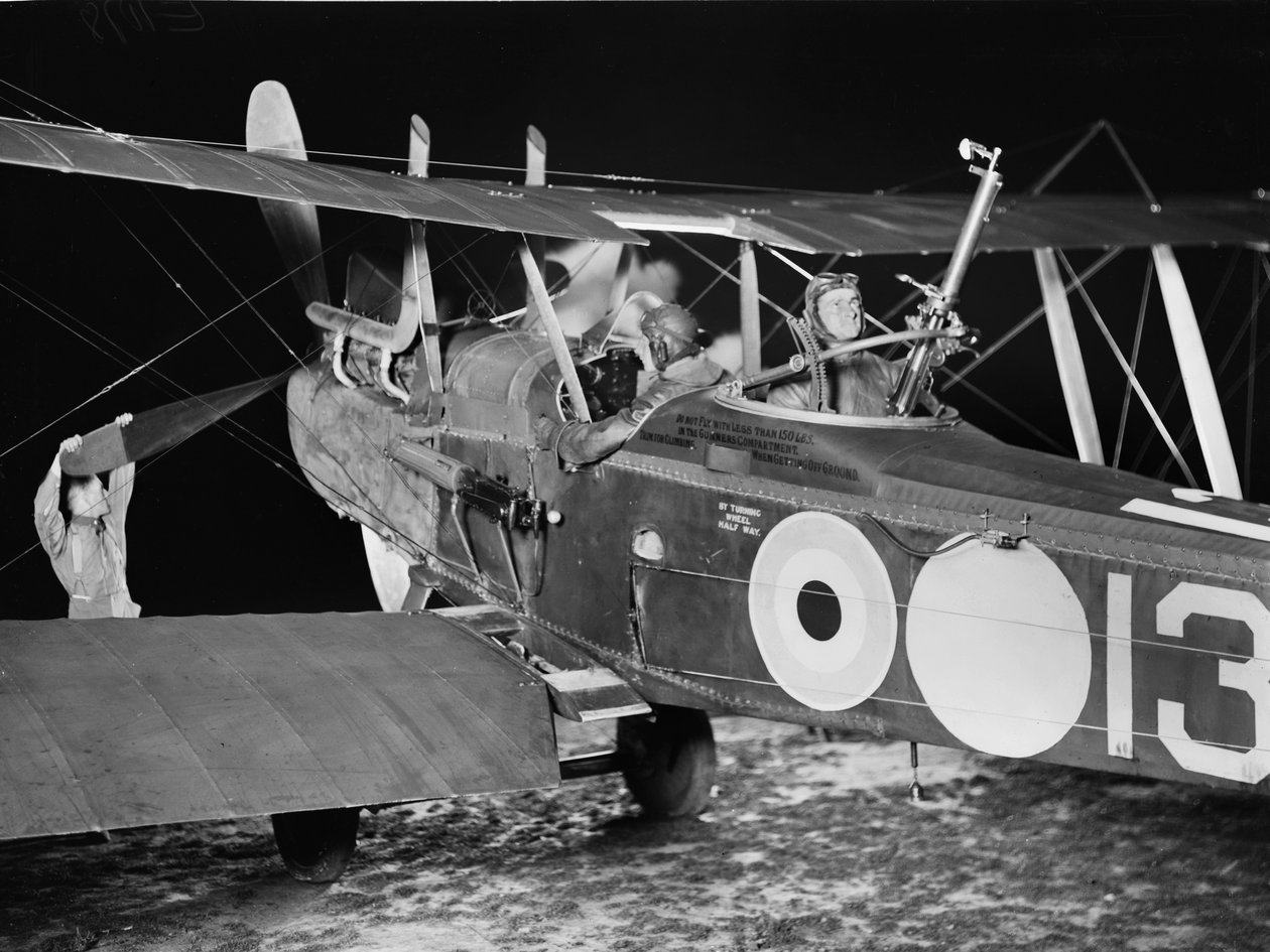 Tenente Stanley George Brearley, pilota, e Tenente Robert Harold Taylor, osservatore, del No. 69 Squadron (Australiano), Royal Flying Corps (RFC), che partono per un