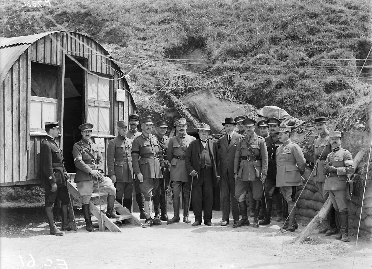 M. Georges Benjamin Clemenceau, il Primo Ministro francese, in visita alla 4ª Divisione, una visita unica al fronte australiano, 7 luglio 1918 da Australian Photographer