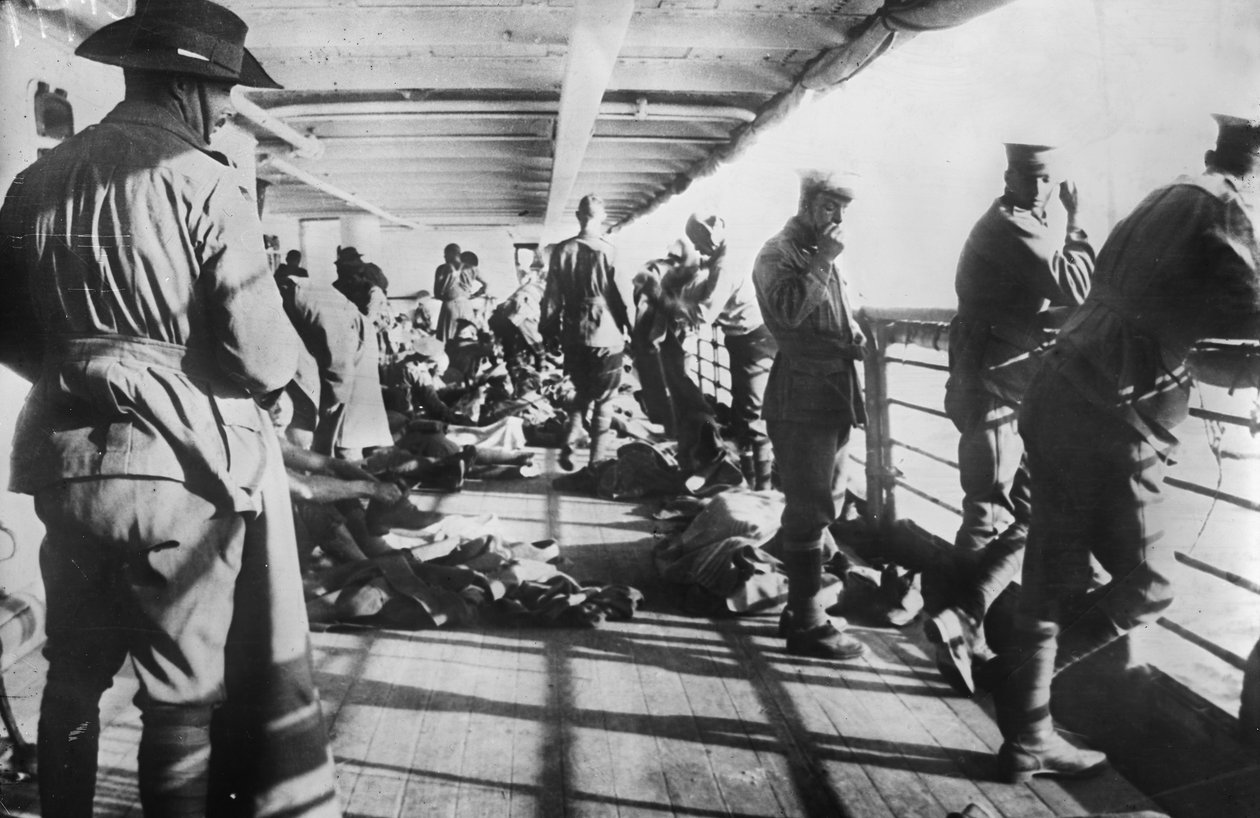 Uomini del 3° Battaglione che si rilassano sul ponte del trasporto SS Derfflinger poco prima della sveglia la mattina prima dello sbarco ad Anzac Cove, 24 aprile 1915 da Australian Photographer