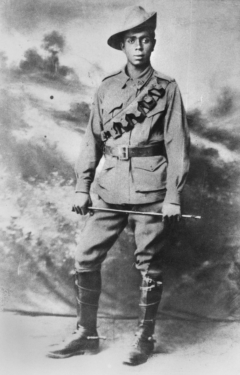 Ritratto di un militare aborigeno, 234 Soldato (Pte) Walter Christopher (Chris) George Saunders, c.1916 da Australian Photographer