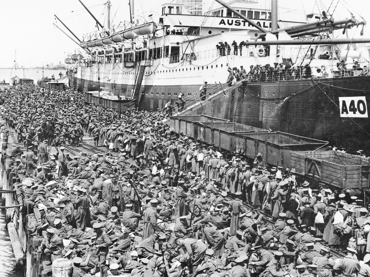 Truppe che si imbarcano a Port Melbourne su A40 HMAT Ceramic, 1915 da Australian Photographer