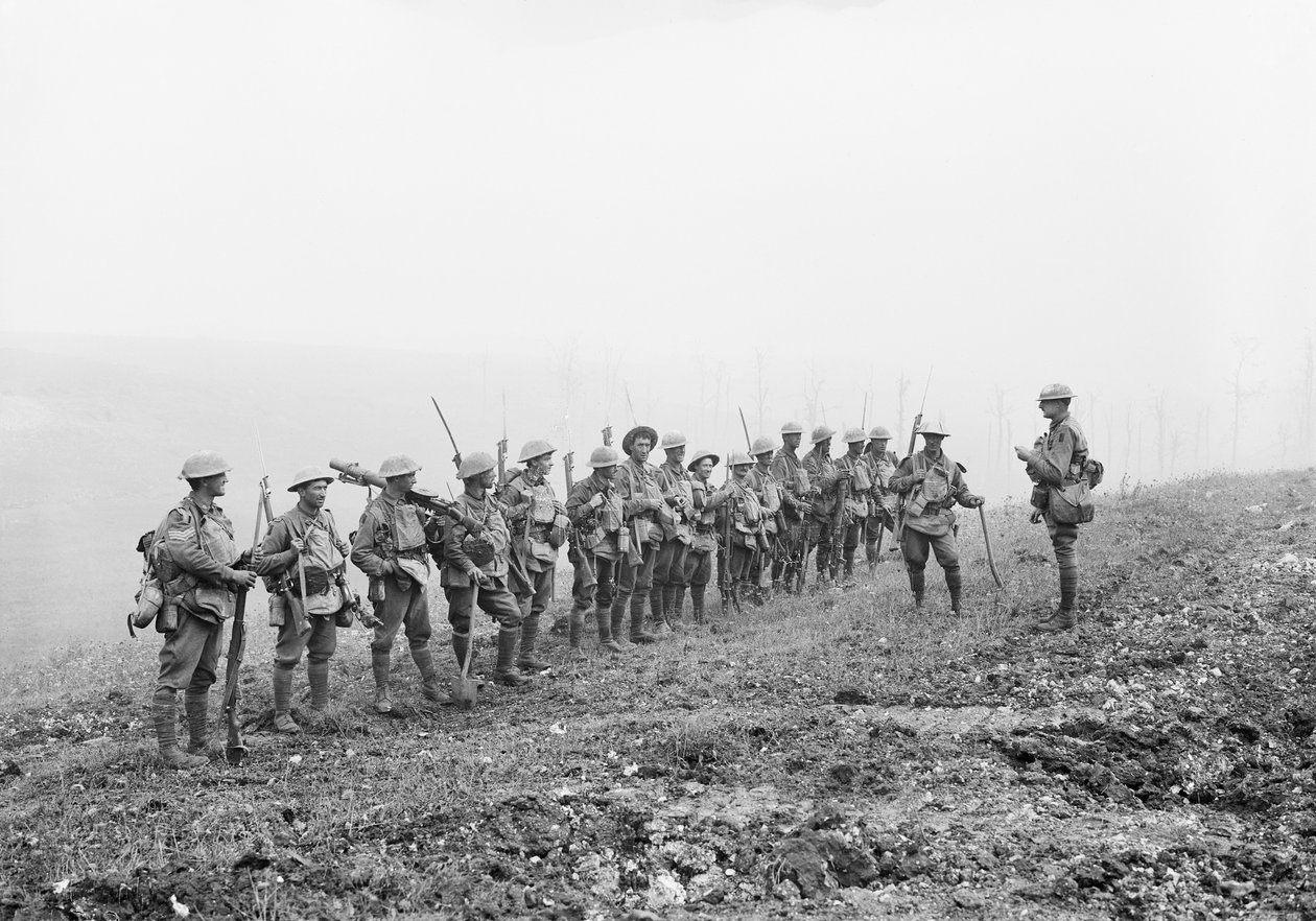 Warfusee-Abancourt, Francia: Tenente Rupert Frederick Arding Downes MC che si rivolge al suo plotone della Compagnia B, 29° Battaglione, durante una pausa vicino ai villaggi di Warfusee e Lamotte prima dell