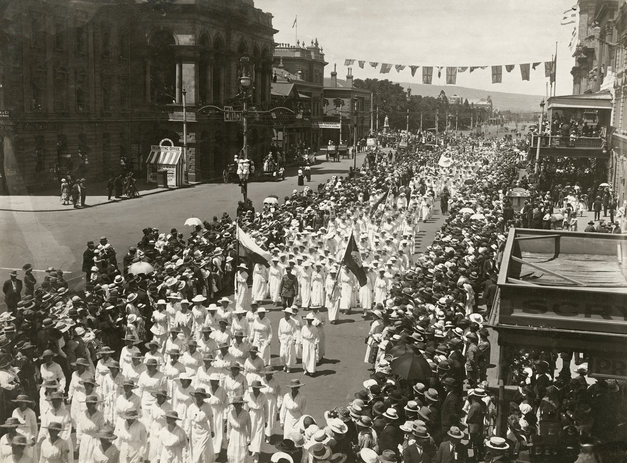 Donne che tengono una marcia per il Giorno della Pace lungo King William Street, Adelaide, Australia Meridionale, novembre 1918 da Australian Photographer