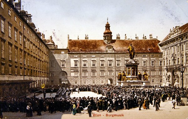 Banda che suona nel cortile del castello imperiale a Vienna, c.1905 da Austrian School