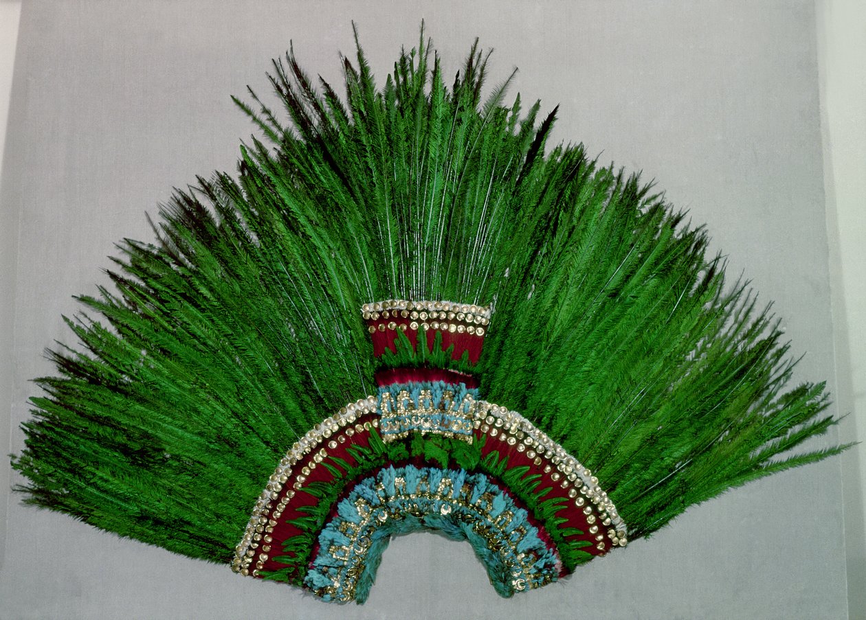 Copricapo di piume indossato dai sacerdoti aztechi rappresentanti delle divinità da Aztec