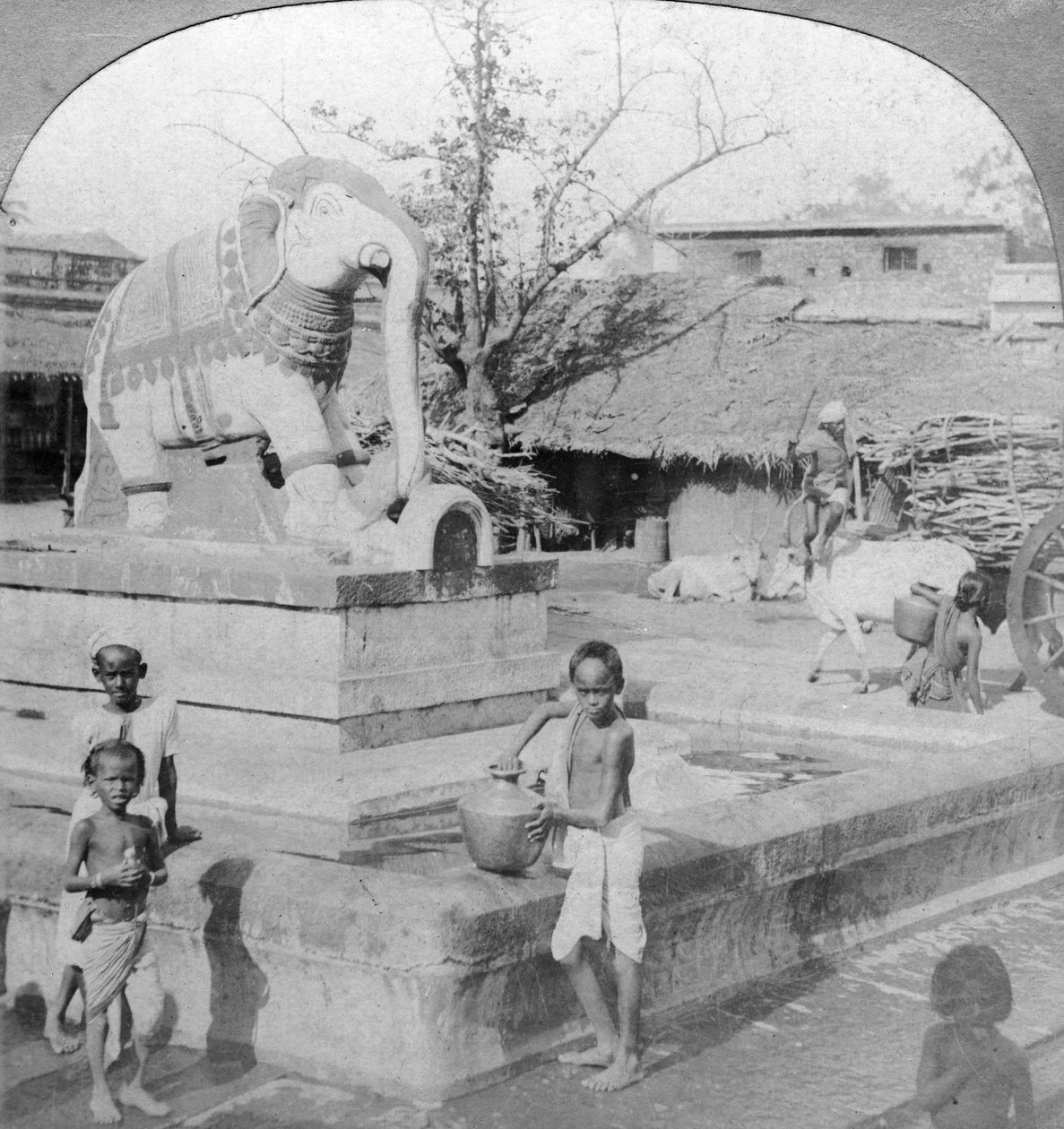 Una fontana di elefanti, Madura, India da B. L. Singley