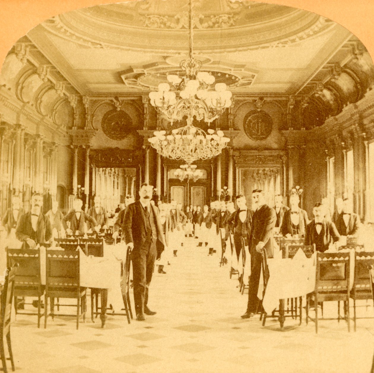La grande sala da pranzo, Windsor Hotel, considerata la migliore al mondo, Montreal, Canada da B. W. Kilburn