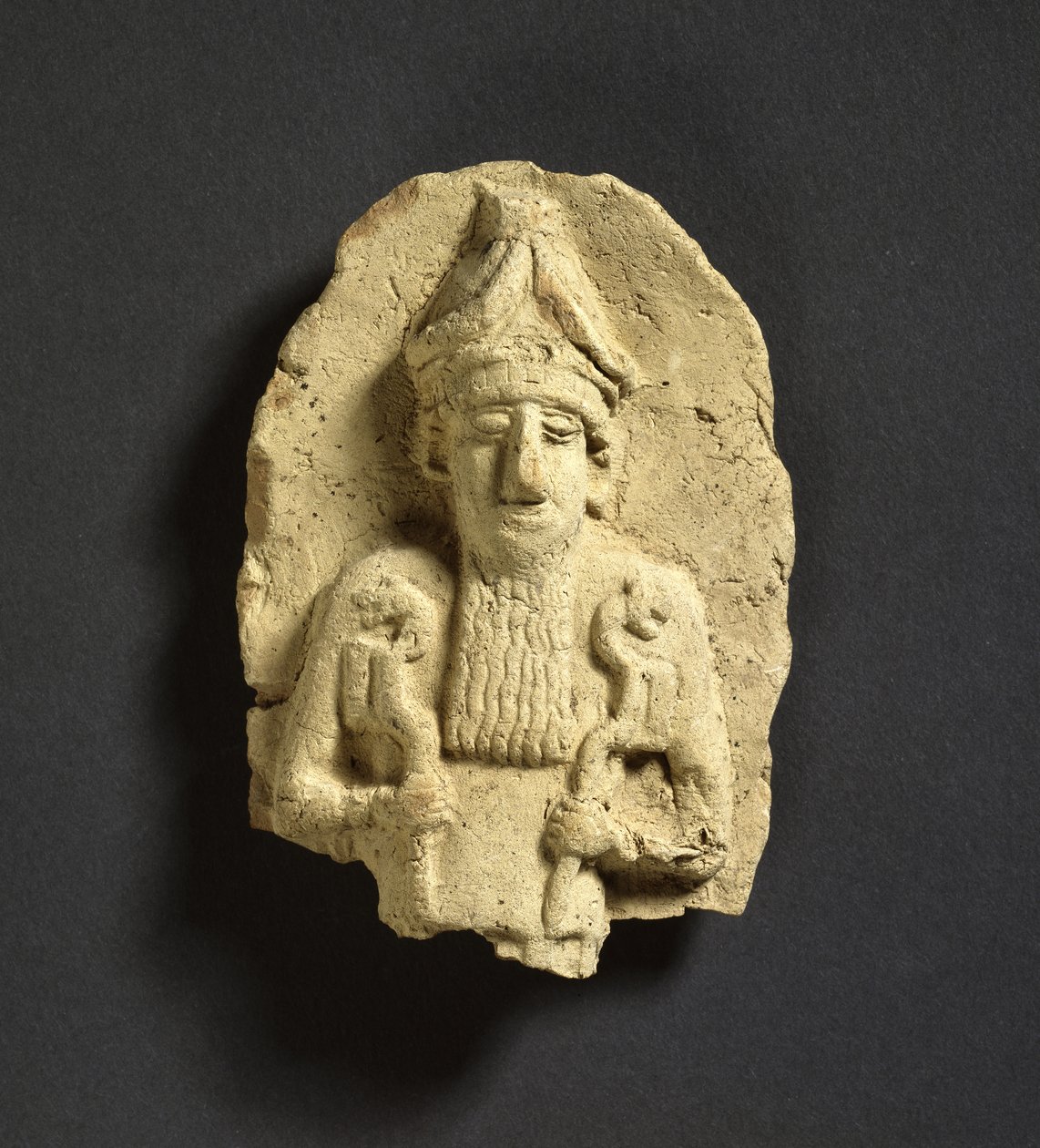 Un dio che tiene uno scettro con testa di leone in ogni mano, possibilmente Nergal, Antica Babilonia da Kish, 3° millennio a.C. da Babylonian