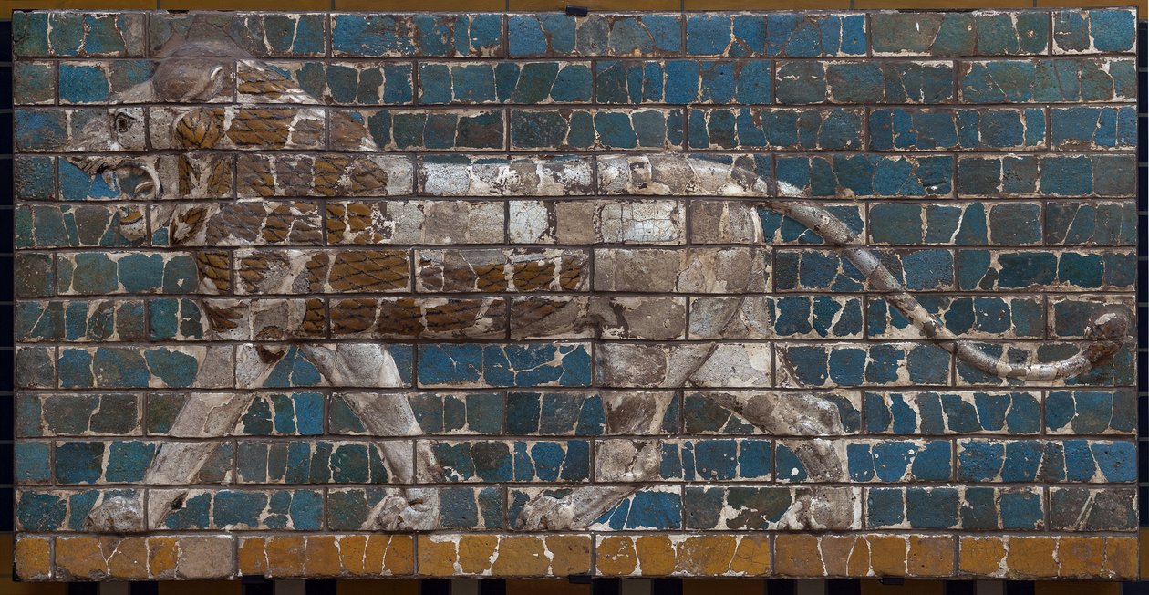 La Via Processionale di Babilonia eretta sotto il regno di Nabucodonosor II (605-562 a.C.): dettaglio della Porta di Ishtar che raffigura un leone a mosaico di mattoni. Babilonia - Museo Archeologico di Istanbul da Babylonian