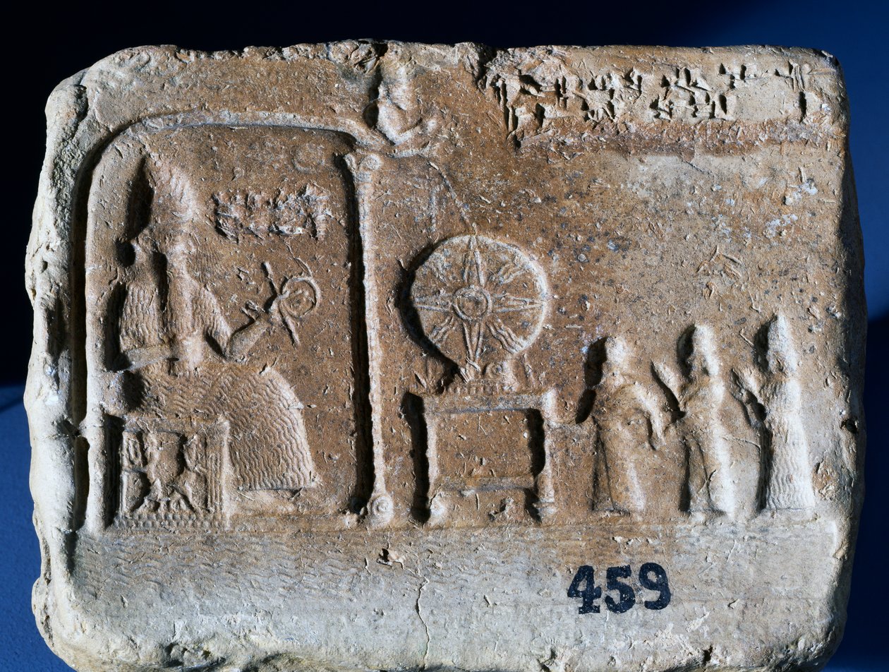 Tavoletta votiva raffigurante Shamash, il dio del sole di Sippar, seduto nel suo santuario con il re babilonese Nebopaliddin condotto alla presenza del Dio da due figure. Arte babilonese, IX secolo a.C. da Babylonian