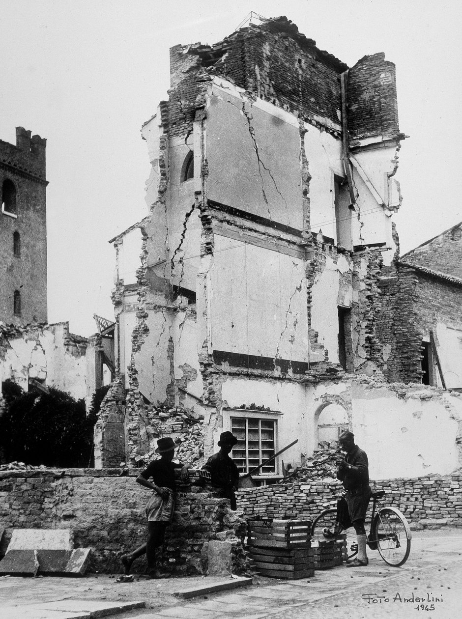 I bombardamenti di Sermide. Tre persone davanti a un gruppo di case bombardate da Baccarini and Porta