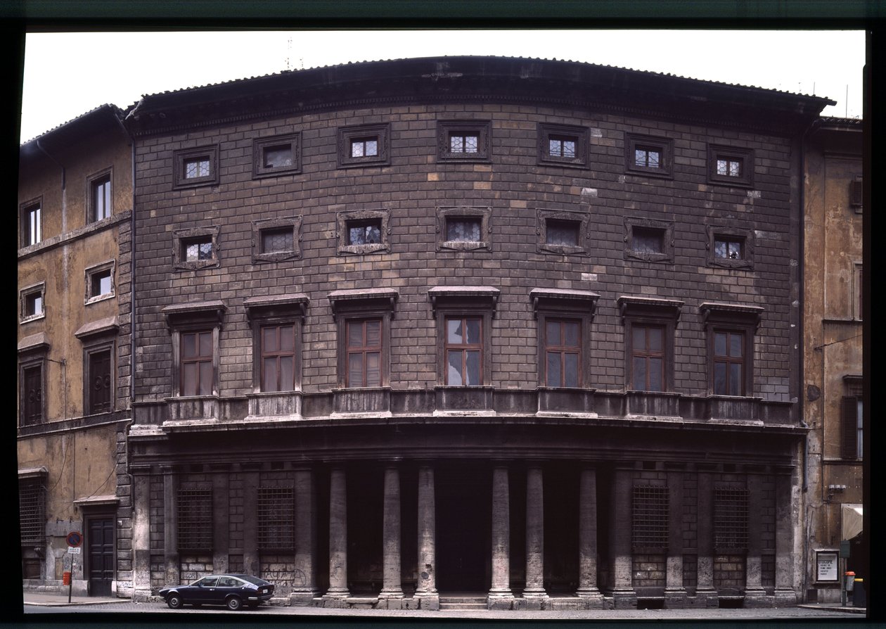 Vista del palazzo rinascimentale Massimo alle Colonne da Baldassarre Peruzzi