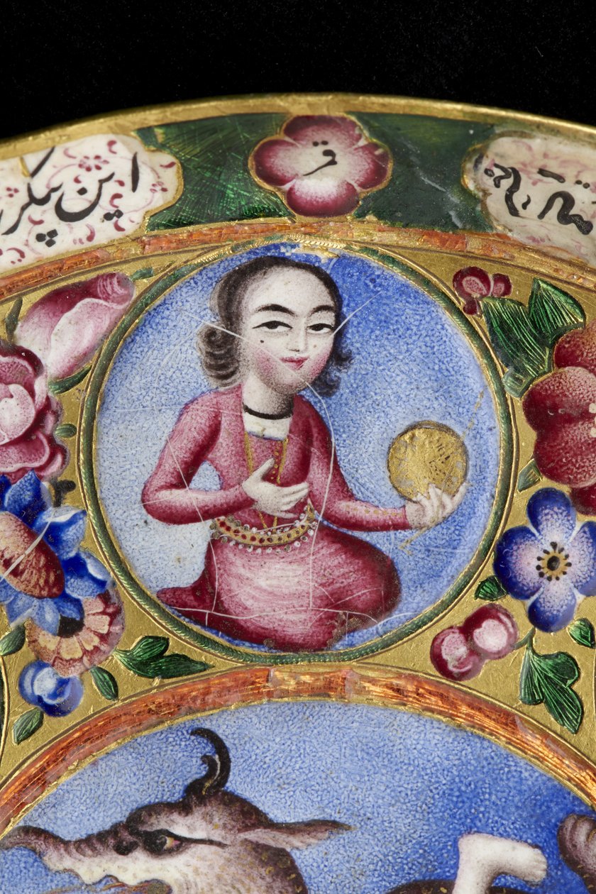 Ciotola con coperchio, piattino e cucchiaio con decorazione astrologica, inizio XIX secolo da Baqir