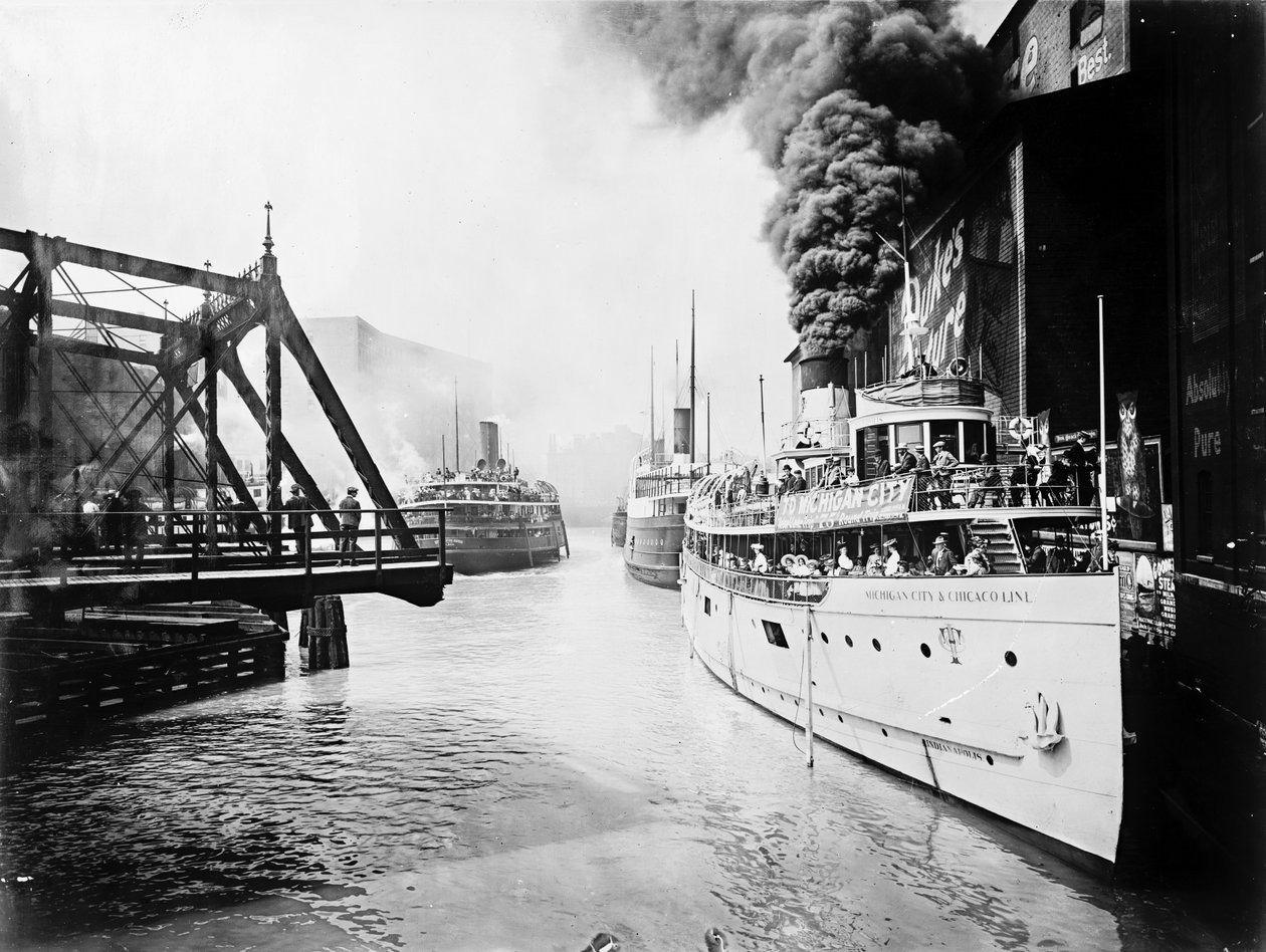 Barche passeggeri nel fiume Chicago, Chicago, Illinois, USA, c.1905 da Barnes and Crosby