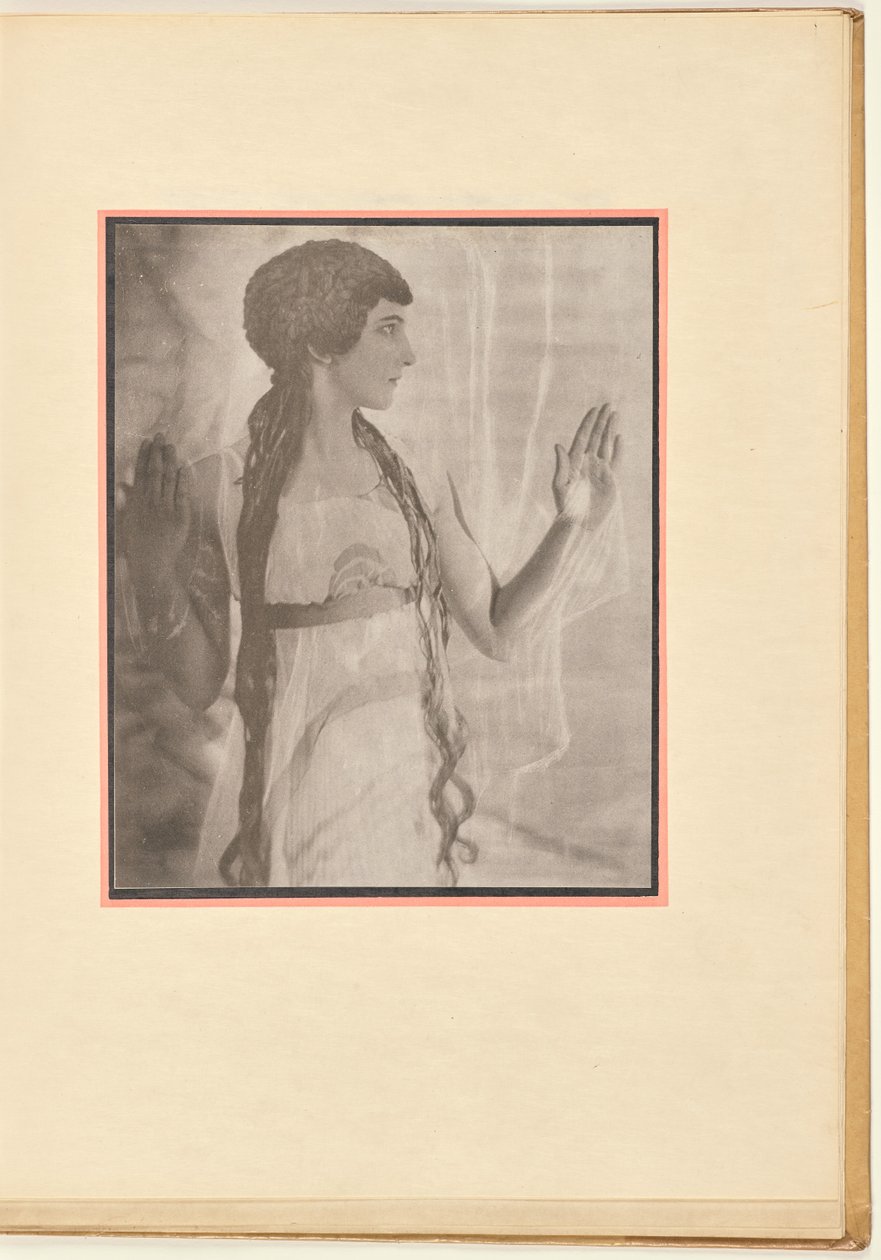 [Danzatrice come ninfa, con le braccia alzate]. da Baron Adolf De Meyer