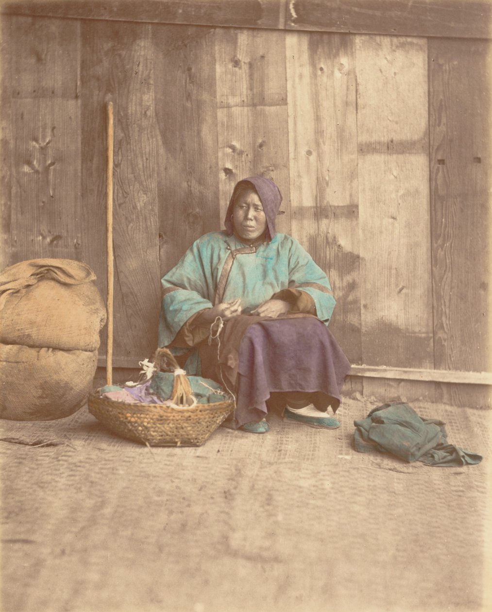 [Donna Cinese Seduta con Cesto], 1870s da Baron Raimund von Stillfried