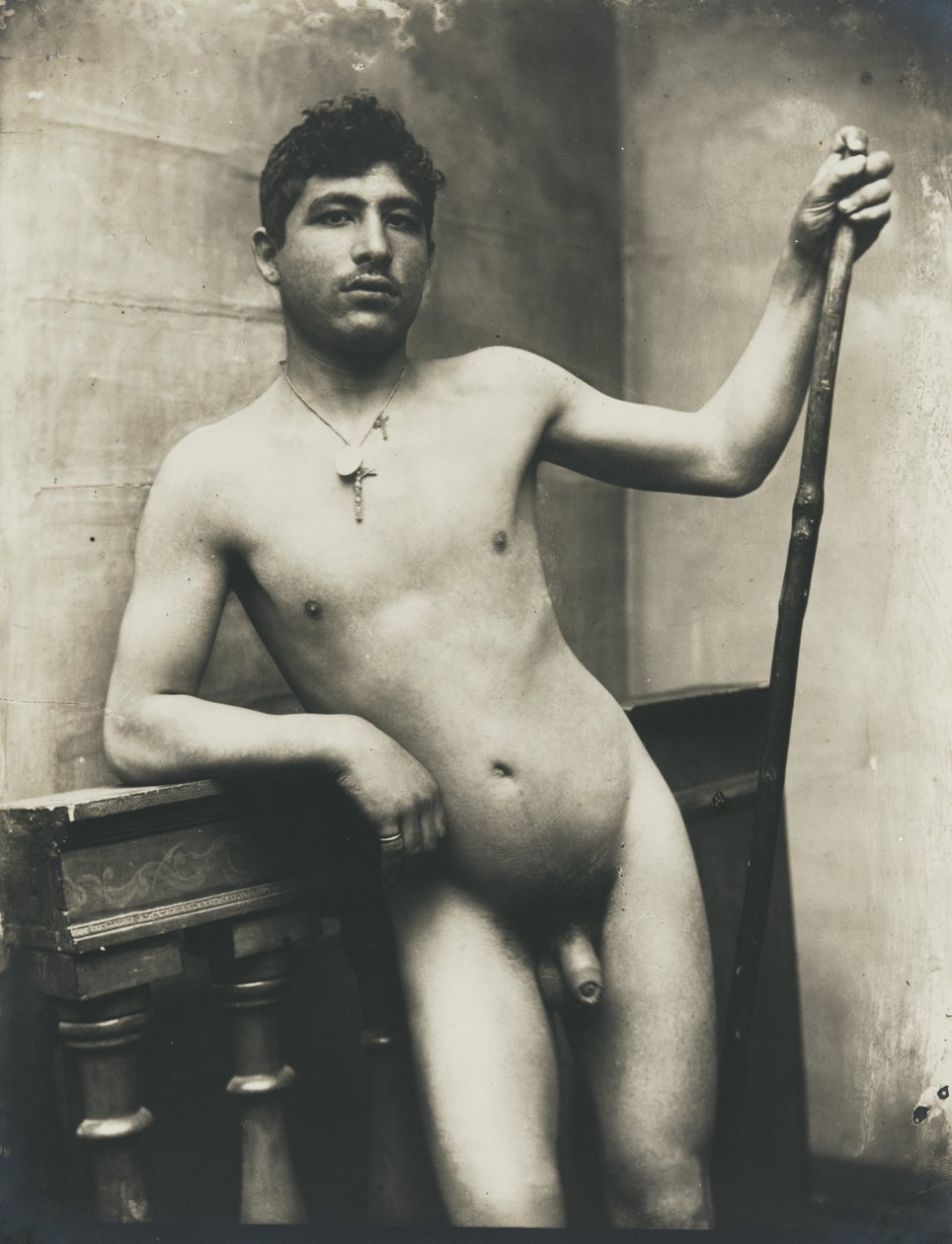 [Uomo nudo con bastone e crocifisso al collo] da Baron Wilhelm von Gloeden