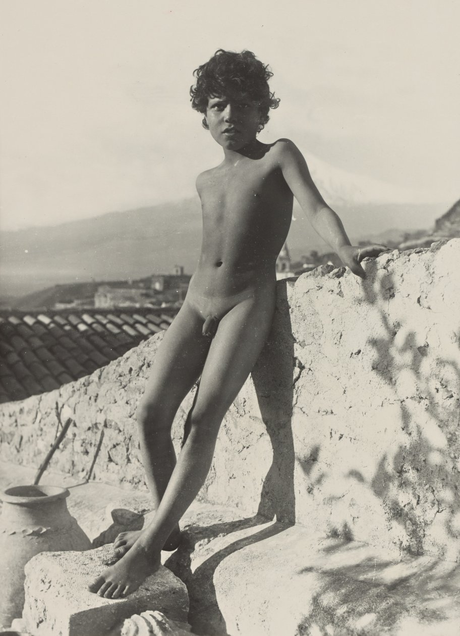 [Giovane nudo in piedi] da Baron Wilhelm von Gloeden