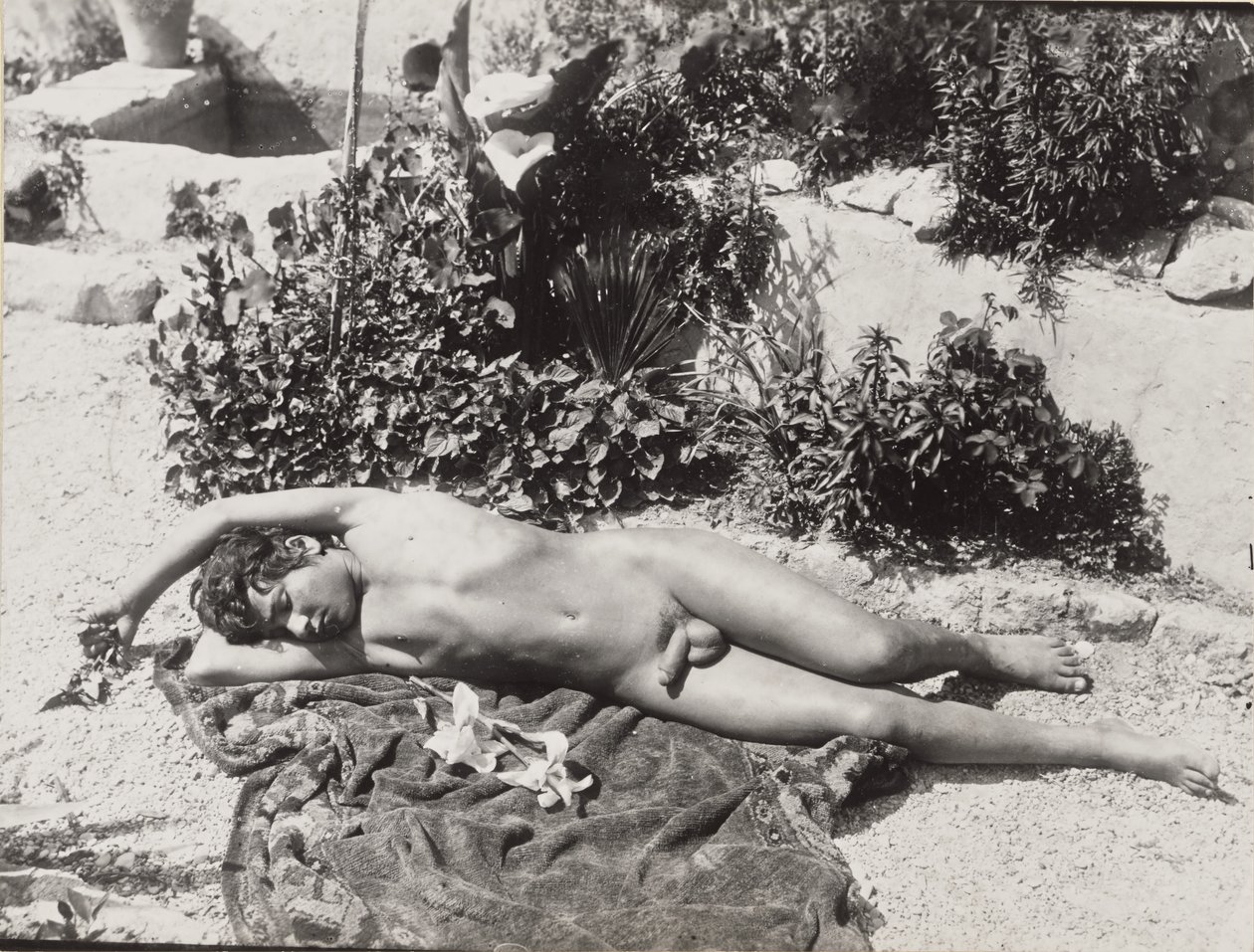 [Giovane uomo nudo e sdraiato] da Baron Wilhelm von Gloeden