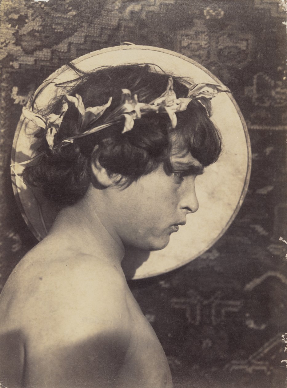 [Ragazzo siciliano con corona di gigli e aureola]. da Baron Wilhelm von Gloeden