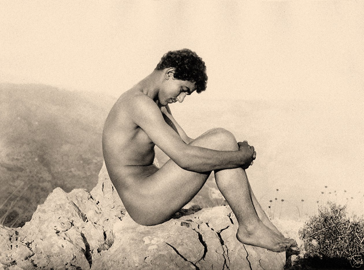 Studio di un nudo maschile su una roccia, Taormina, Sicilia da Baron Wilhelm von Gloeden