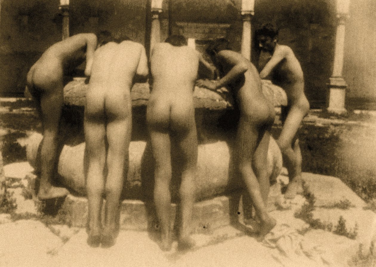Studio di cinque ragazzi che guardano in un pozzo, Sicilia, c.1900 da Baron Wilhelm von Gloeden