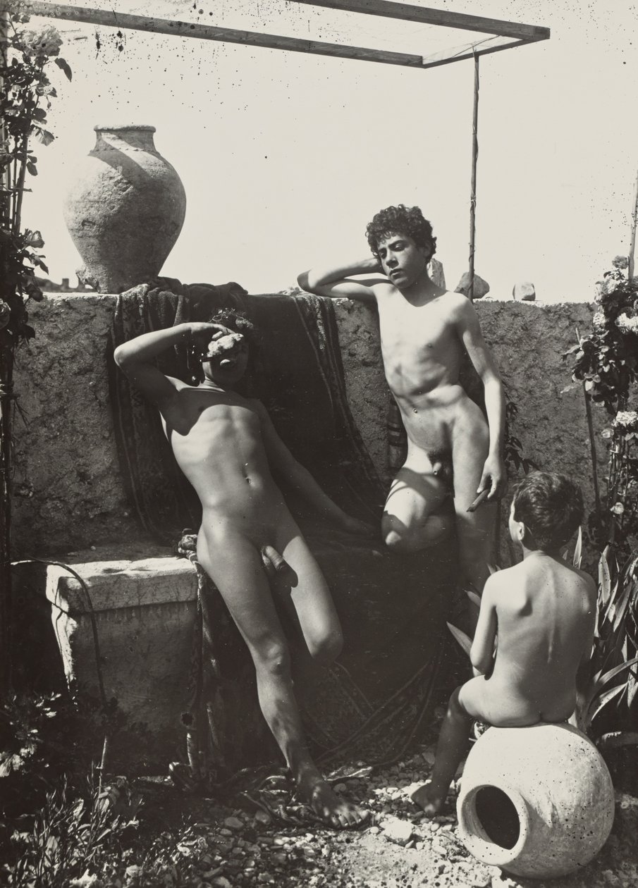 [Tre ragazzi in un giardino] da Baron Wilhelm von Gloeden