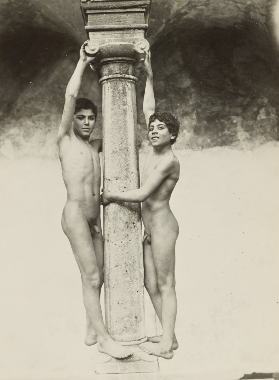 [Due ragazzi aggrappati a una colonna] da Baron Wilhelm von Gloeden