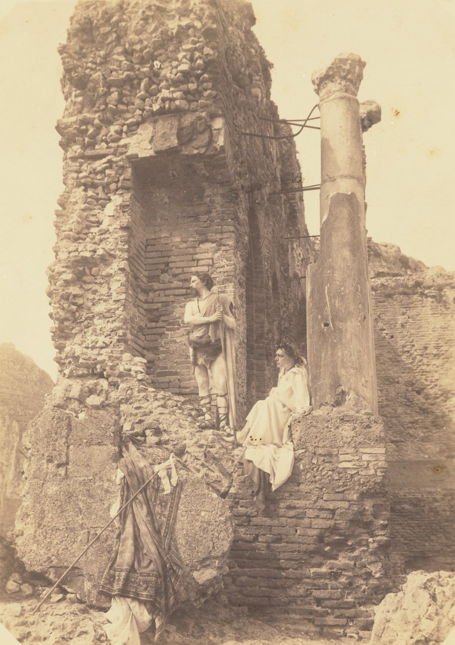 [Due uomini in costume vicino a delle rovine] da Baron Wilhelm von Gloeden