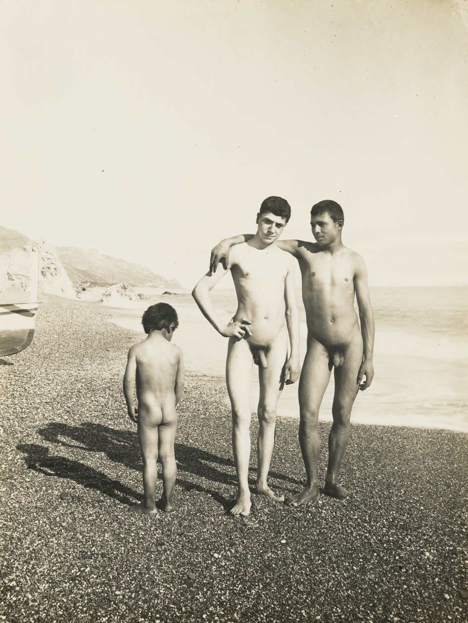 Due giovani e un ragazzo sulla spiaggia da Baron Wilhelm von Gloeden