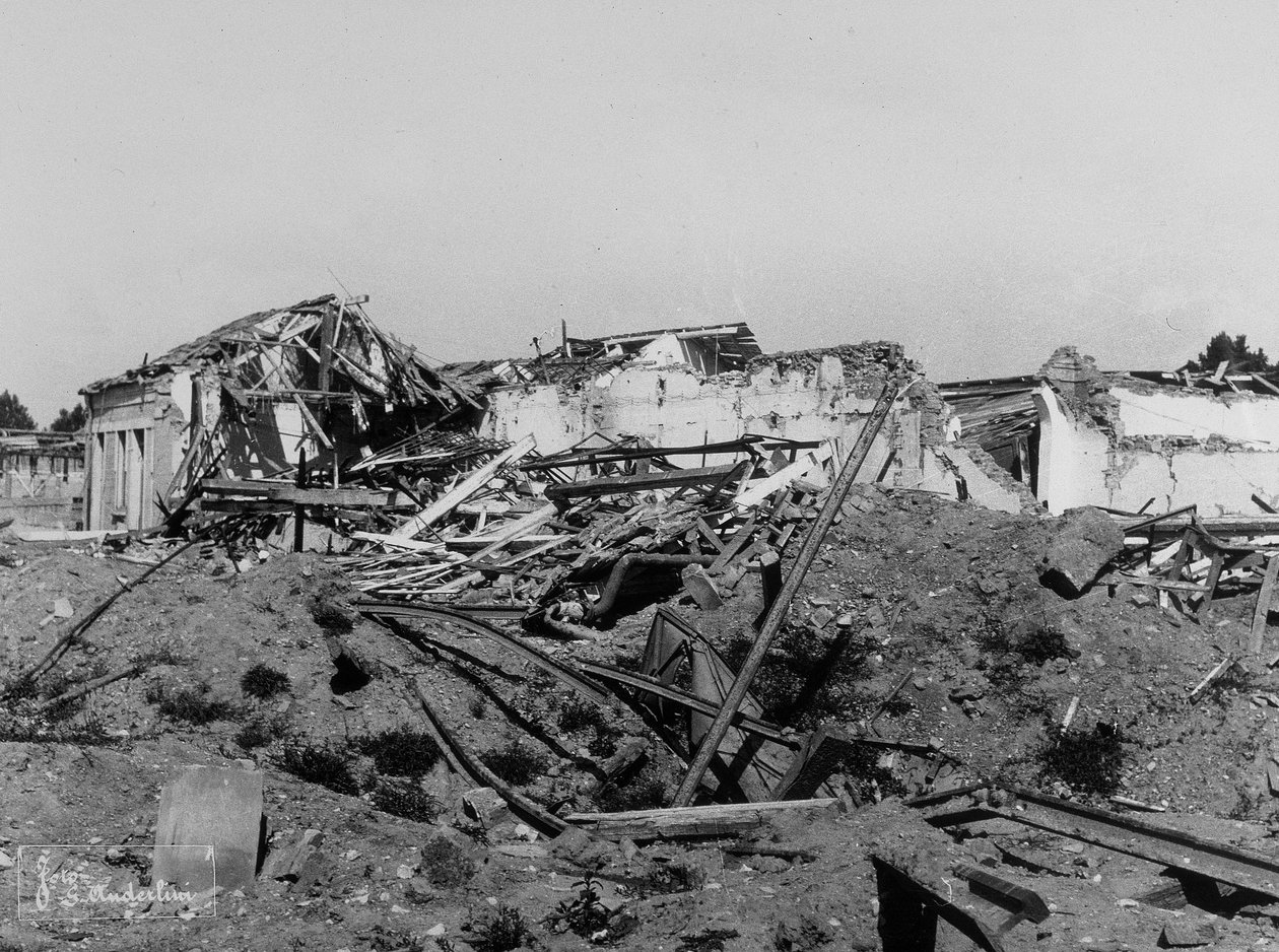 I bombardamenti di Sermide: edifici danneggiati durante la seconda guerra mondiale da Bayard and Bertall