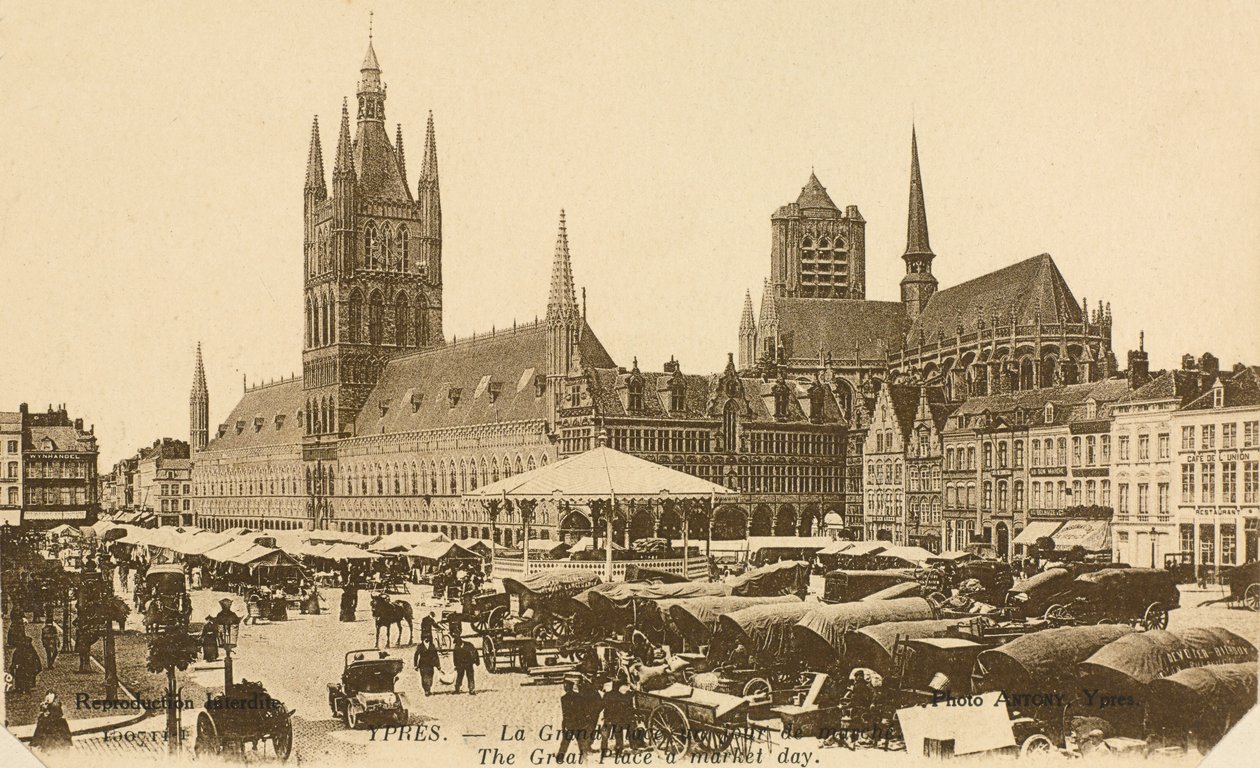 La Grand Place nel giorno di mercato, Ypres, Belgio da Belgian Photographer