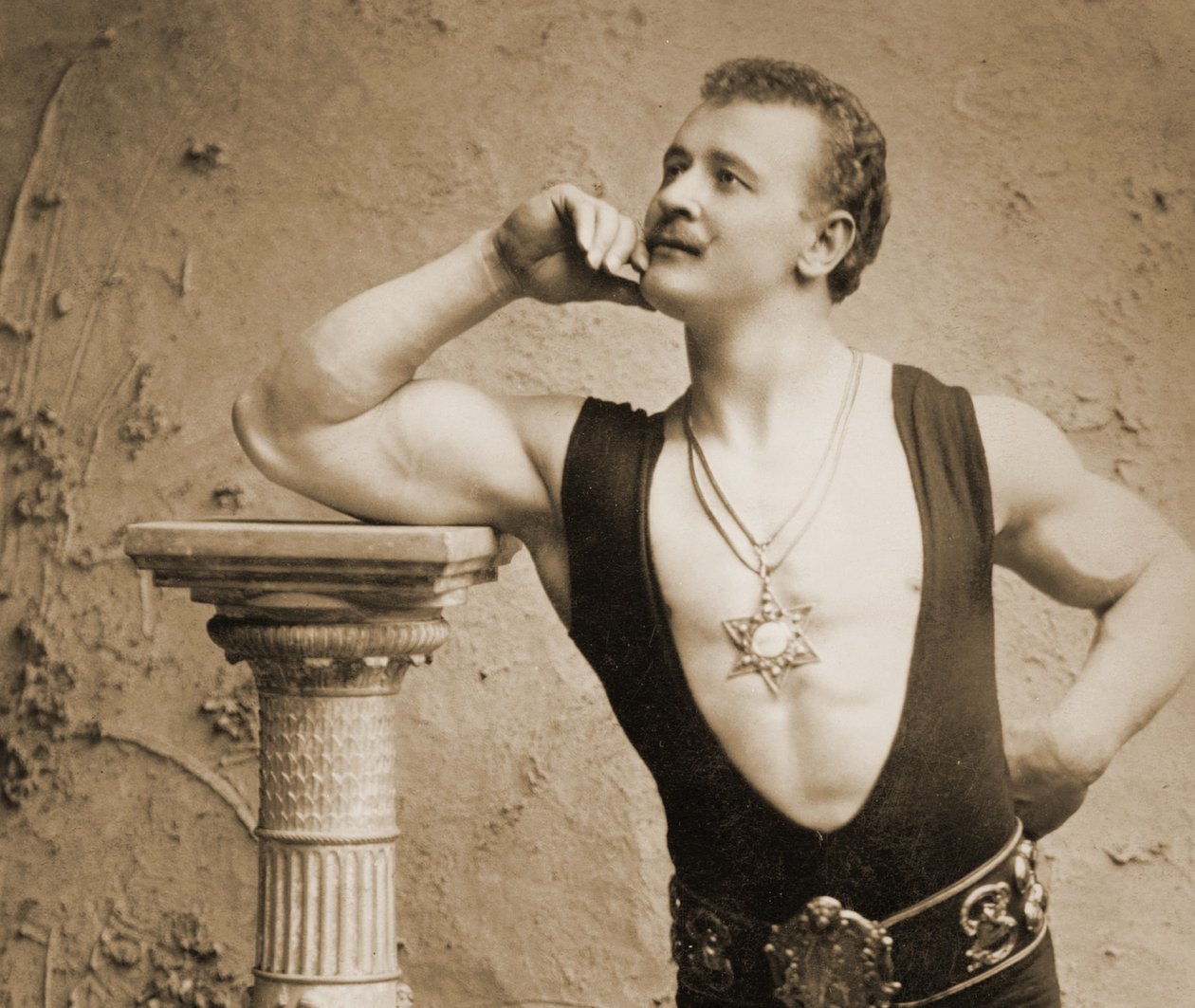 Eugen Sandow, in posa classica greco-romana, c.1894 da Benjamin J. Falk