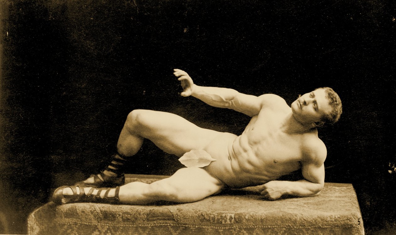 Eugen Sandow, in posa classica greco-romana indossando una foglia di fico, c.1894 da Benjamin J. Falk