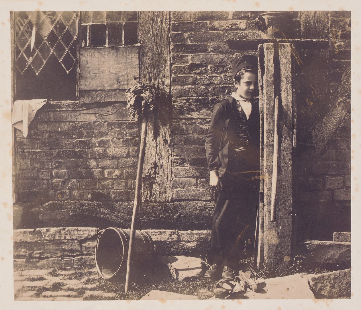 Walter Chamberlain nascosto dietro la pompa di Bredicot, metà degli anni 1850 da Benjamin Brecknell Turner