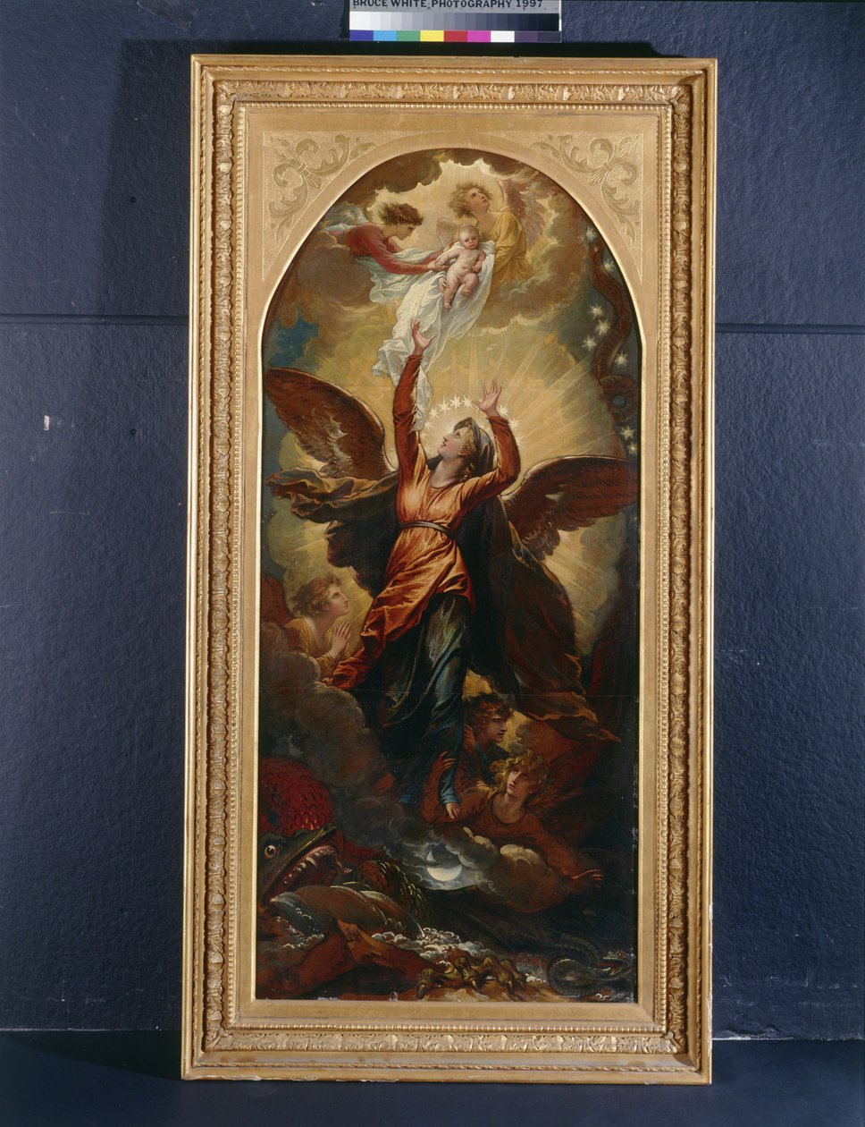 La donna vestita di sole fugge dalla persecuzione del drago da Benjamin West
